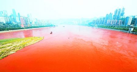 昨日,长江水呈现出比较明显的红色。