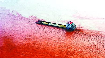 昨日,长江水呈现出比较明显的红色。