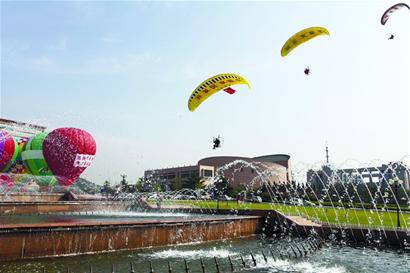 青岛西海岸热气球表演惊艳天空 跳伞女皇仙女散花
