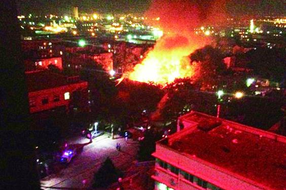 青岛市中心医院一餐厅起火 千平餐厅全烧塌