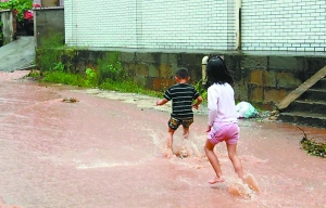 2岁男童路上玩水被冲入下水道失踪
