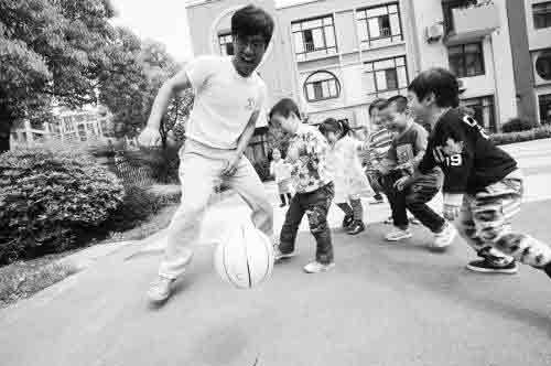 2012年5月3日，合肥，赵龙在跟孩子踢球