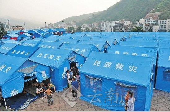 彝良县城广场安置点，灾民住进帐篷。
