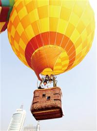 青岛身家过亿老板驾热气球成功飞越胶州湾 全程揭秘