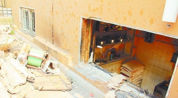 青岛驴肉馆爆炸屋顶被轰飞 震碎20米外宾馆玻璃