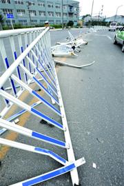 青岛出租车陷马路小坑爆胎失控 护栏插透挡风玻璃