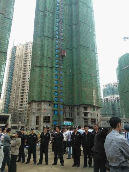 武汉建筑工地升降机从高空坠落 已致19人身亡