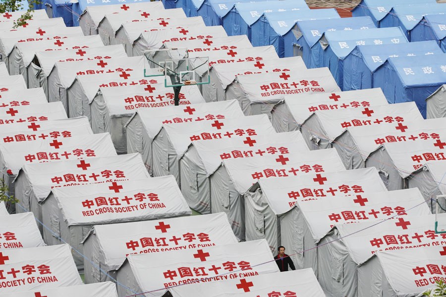彝良震区安置点遍布红十字会帐篷