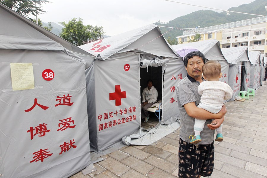 彝良震区安置点遍布红十字会帐篷
