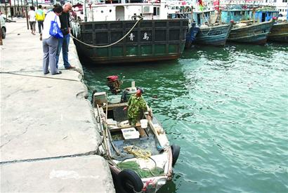 小港码头现假渔民 租条小船倒卖养殖海鲜
