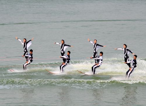 水上芭蕾绽放胶州 青岛艺术滑水比赛开幕