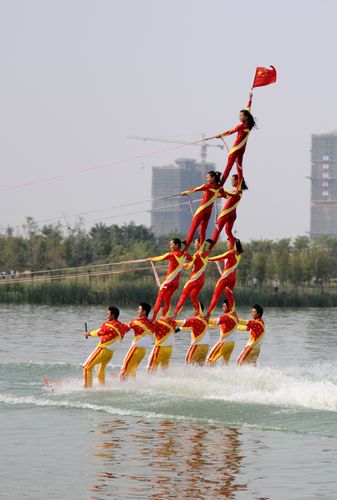 水上芭蕾绽放胶州 青岛艺术滑水比赛开幕