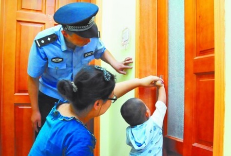 青岛2岁男童将妈妈反锁卫生间 民警递锤子砸锁解救