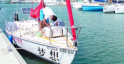 青岛独臂小伙将独自驾帆船环行中国海 年底返回
