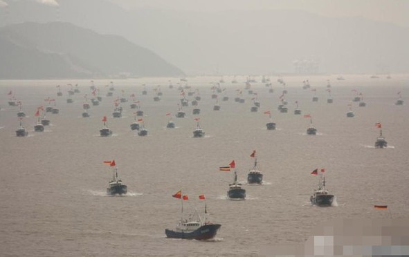 千艘渔船抵达钓鱼岛外围 千面国旗浩荡场面壮观