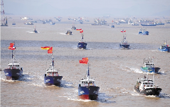 千艘渔船抵达钓鱼岛外围 千面国旗浩荡场面壮观