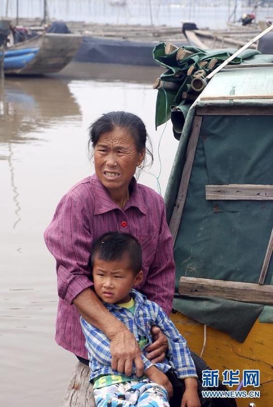 福建海堤溃堤50余米民宅被淹 百名群众紧急转移
