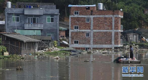 福建海堤溃堤50余米民宅被淹 百名群众紧急转移