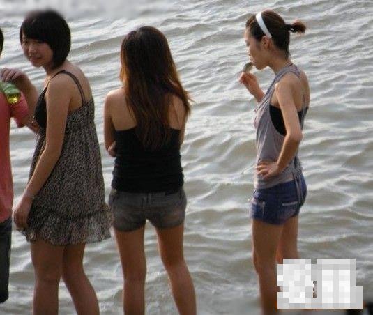 实拍一群初中女学生在长江边换衣服