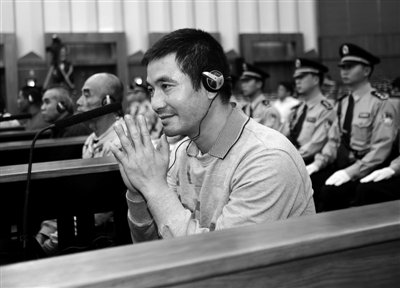 昨日，被告人糯康双手合十表示认罪并请求被害人家属的宽恕。新华社记者 王申 摄