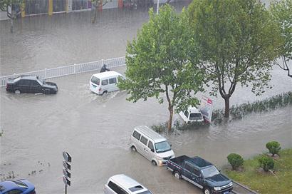 胶南遭罕见暴雨袭击 马路积水车辆水中游泳