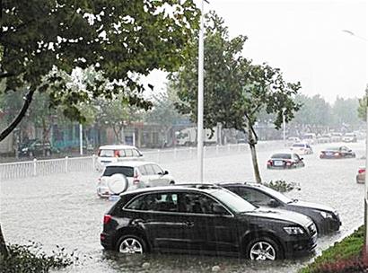 胶南遭罕见暴雨袭击 马路积水车辆水中游泳