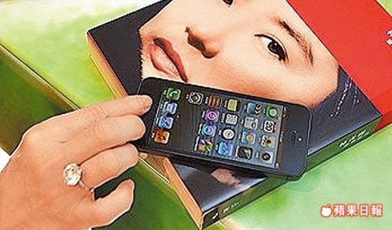 林青霞秀新手机大钻戒抢镜 当潮人抢购iPhone5