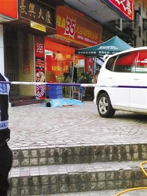 警方封锁案发现场。深圳晚报记者朱冠宇摄
