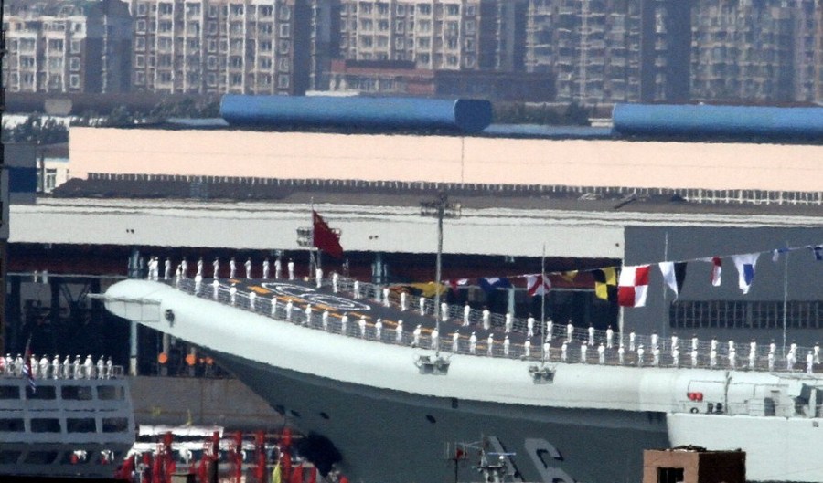 中国首艘航空母舰辽宁号正式交接入列