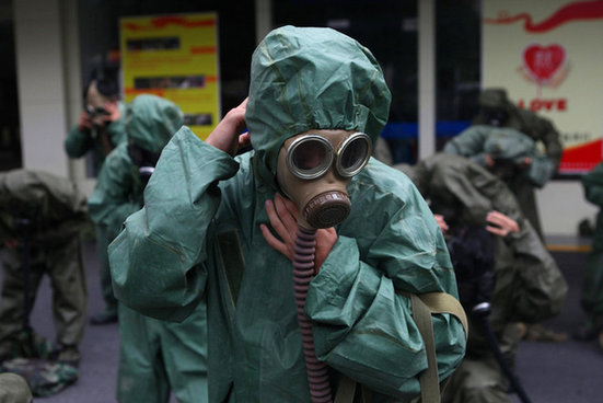 大学军训模拟核爆 学生头戴防毒面具似生化危机