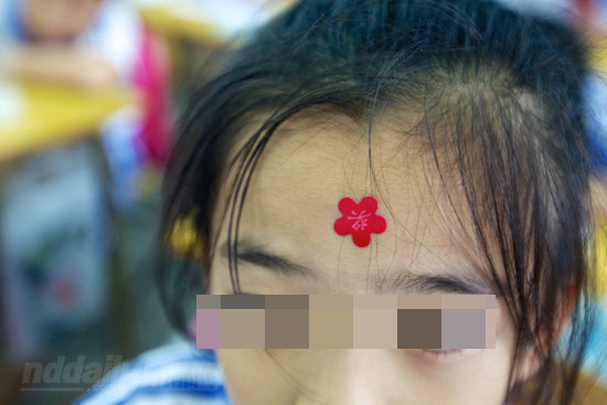 深圳：小学生表现不好 老师在其脸上盖章