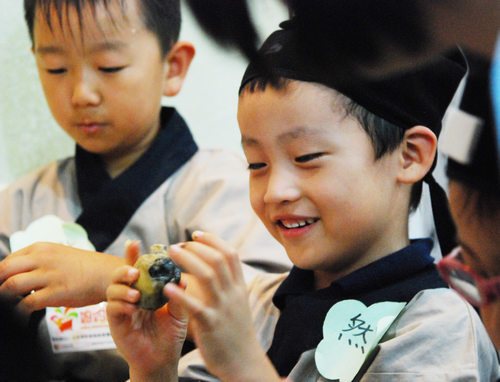 青岛百名儿童穿汉服过中秋 吟诗作画品茶