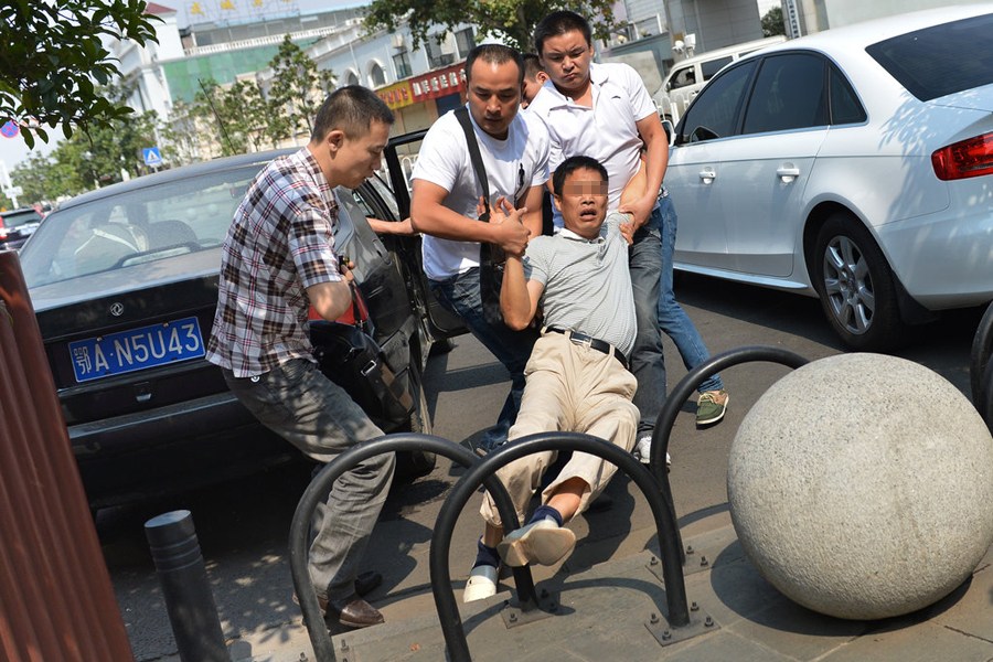 男子当街被绑架 记者拍照迫使绑匪放人