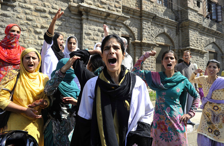 印度女学生成绩不及格 与女警互殴抗议