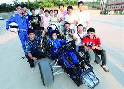 青岛理工大学生自造方程式赛车 时速高达180公里