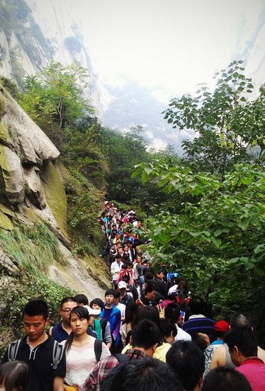 上万游客昨晚被困华山山顶 封堵入口要求退票