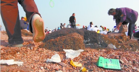 栈桥沙滩垃圾遍地 游客带走欢乐留下污染