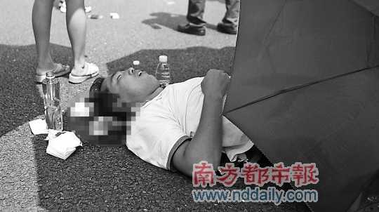 9月16日，失去意识的郑军波躺卧在地上。