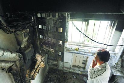 青岛一居民楼电表箱突爆炸20户居民惊魂 浓烟满楼老人吓瘫