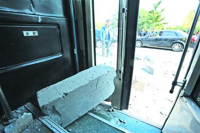青岛372路公交突撞墙乱石横飞 女乘客头起鸡蛋大包