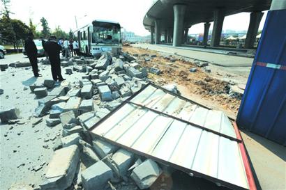 青岛372路公交突撞墙乱石横飞 女乘客头起鸡蛋大包