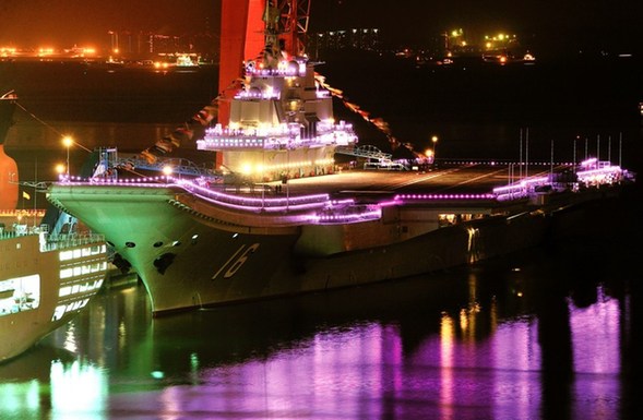 中国航母全舰挂满彩灯庆祝节日