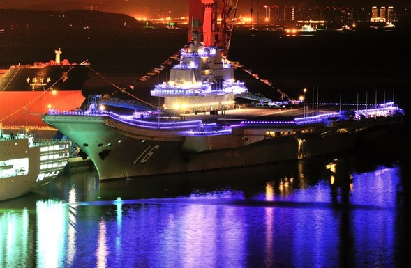 中国航母全舰挂满彩灯庆祝节日