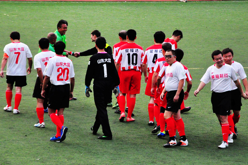 比赛双方赛前握手 比赛双方赛前握手