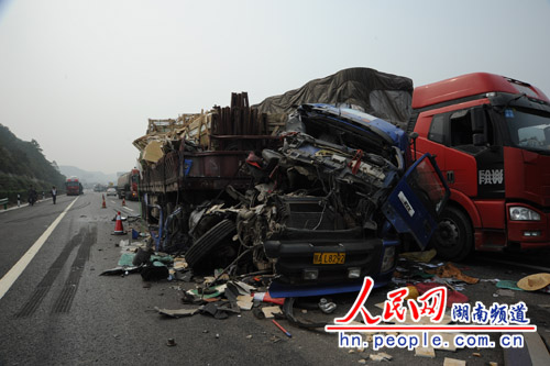 京珠高速湖南境内22辆车追尾 多人伤亡
