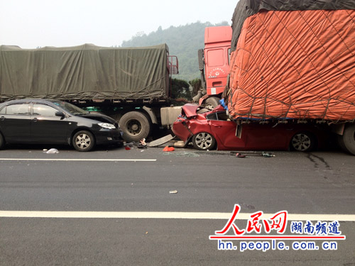 京珠高速湖南境内22辆车追尾 多人伤亡