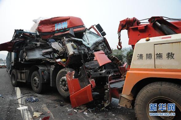 京珠高速湖南段超20辆车连环撞 至少3人死亡