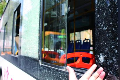 青岛361路公交遭飞弹袭击2玻璃破裂 事发时有车闪过