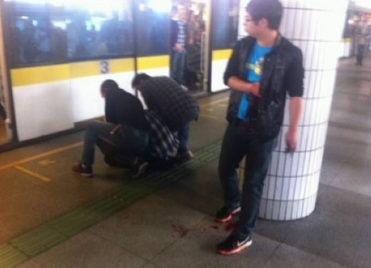 上海地铁发生持械伤人事件 伤者左胸鲜血直流