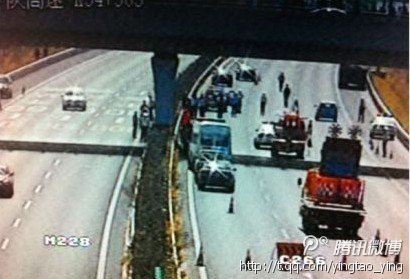 沪陕高速崇启大桥一轿车冲向养护工人 致5死3伤